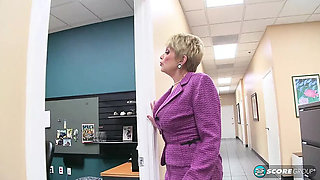 Lin's Kinky Cum Party with Blonde MILF Lin Boyde and Joey Hogger Hardcore Blowjob