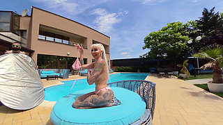 Photoshoot with the Famous Blondie Bombshell