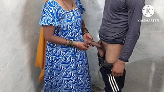 Hot Desi Bhabhi Gand Chudwati Hai
