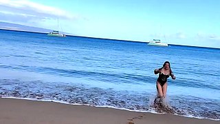 Amateur babe masturbating in beach