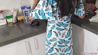 Mi Hijastra Hermosa Con Vestido Azul Cocinando Es Mi Esclava Sexual Cuando Su Mama No Esta En Casa