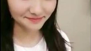 The female student who is still taking the postgraduate entrance examination looks too pure and must be a school beauty in school