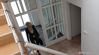 Cougar estate agent finds Big Tits teen in property total vid - mommy porno