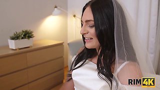 Leane Lace licks her groom's ass before the wedding, then takes a hot facial