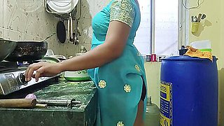 Desi Bhabhi Kitchen Me Khana Bana Rahi Thi Tabhi Uska Devar Akar Chut Chodane Laga