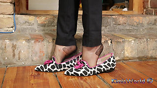 Minimalistic Nylon Moments - Dangling & Shoeplay