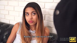 Debt4k. la modelo tatuada Roxy Lips paga las deudas con un cuerpo perfecto