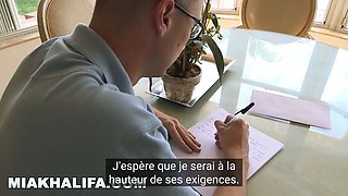 Mia Khalifa - une starlet du porn arabe enseigne à virgin comment avoir des relations sexuelles avec une femme