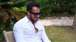 Carollina comes across two vampires - Jacquie et Michel TV