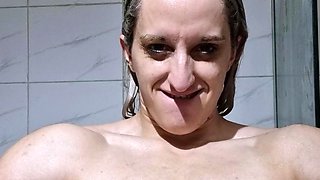 Masturbating amateur cums after solo fun