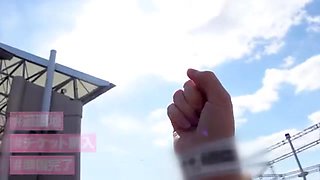清楚な笑顔美女が昼は男とラブラブデート、夜は手マンで濡れ濡れ濃密エッチ
