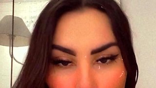 Amateur brunette double toying on webcam