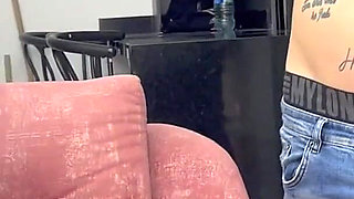 Sorprendo a Mi Timida Hermanastra En Mi Cuarto Y Le Doy La Follada De Su Vida.