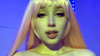 Cute amateur teen girl toying her pussy in bed on cam