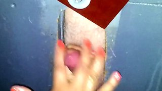 Svenska Hustruns Glory Hole Handjob