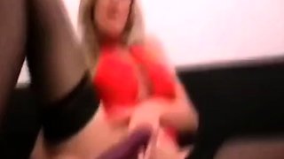 Deutsche Blondine schluckt Sperma