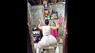 Vecina Big Ass Limpiando
