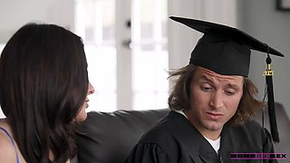 Stepsons graduation day - s16:e1