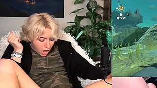 Hot amateur blonde pregnant toying her pussy solo