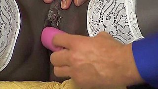 Schwarze In Weissen Strapsen Gefingert