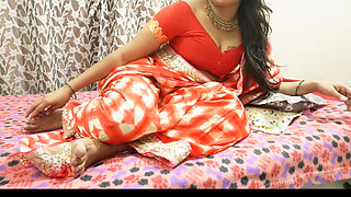 Desi Bhabhi Looks Amazing Wearing Saree