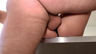 le jeune apprenti baise sa patronne