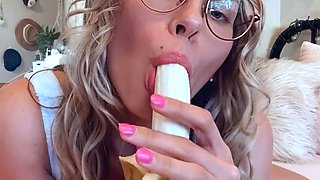 Very hot amateur thai teen girl toying her pussy on cam