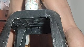 Socando uma rola grossa no cu