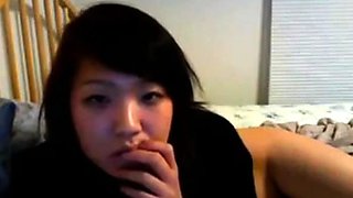 Singaporean Amateur Masturbates on Cam
