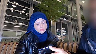 Arabic babe is ready to give her for a stranger's help in the airport