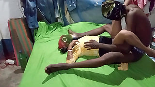 Desi Aunty k saath hot gand ki romantic video only kissing
