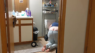 Female plumber's buttcrack