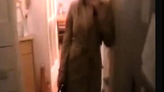 Deutsche Blondine schluckt Sperma