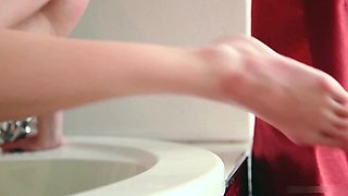 Red Fox Alyssa's Wet Solo Passion in 4K Heat