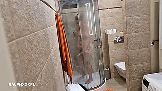 I watch my Stepmom masturbate in the shower