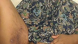Arabian Stepmom Trying to Squirt in Her Bedroom