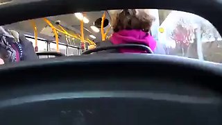 Deutsche Amateure geben Gruppen-Blowjob im Bus