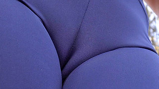 Girl in Yoga Pants Teases Fat Cameltoe Pussy Outdoors