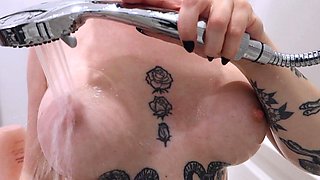 Naomi - Bath time