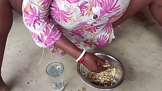 Desi bhabhi khate samay Masti karta hai