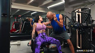 Um Vídeo Não Tão Discreto De Sexo Em Academia Pú Dwayne Foxxx(2K) - Interracial