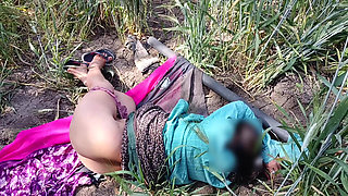 The 18-year-old young stepsister is naked in an outdoor wheat field, stripping her naked and fingering her fat ass and fucking h