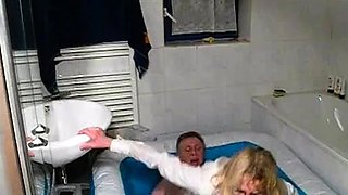 Oma-Orgie im Pool
