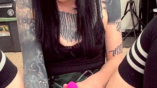 Live brunette camgirl toys masturbate orgasm