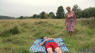 Outdoor Sex - Picnic Time Surprise