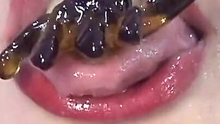Spider-girl's Extreme Swallowing Challenge! Huge Edible Spiders