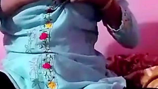 Boyfriend Se video call per baat kar rahi hai