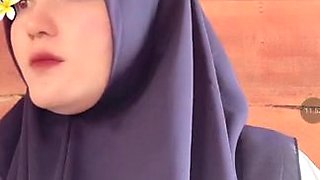 Petite Amateur Teen Explores Sensual Outdoor Squirt With Passion