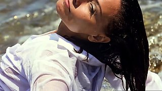 Skinny Czech MILF Anetta Keys poses nude