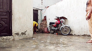 Barsaat ke mausam mein chute lagwane ka Apne maja hai barsat ke mausam mein gand Marne ka apna Maja